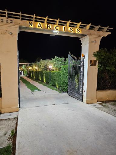 عکس باغ رستوران نارسیس