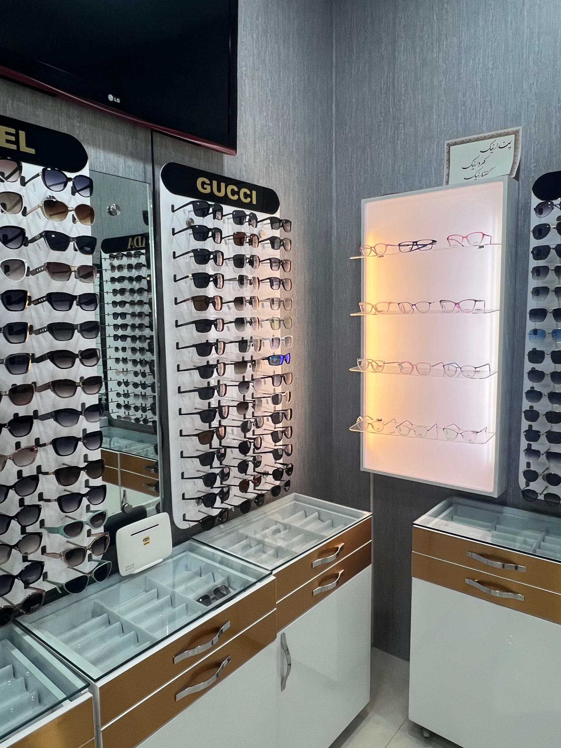 عکس عینک فروشی ماه