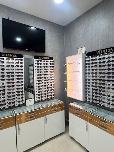 عینک فروشی ماه