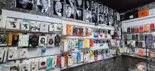 عکس کلوپ و لوازم جانبی موبایل و کامپیوتر لاله زار