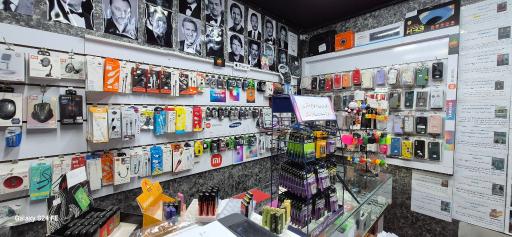 عکس کلوپ و لوازم جانبی موبایل و کامپیوتر لاله زار