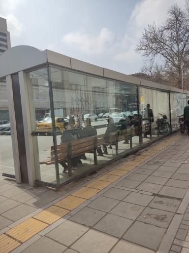 عکس ایستگاه اتوبوس میدان دکتر شریعتی