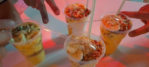 عکس آبمیوه و بستنی سنتی دوستان