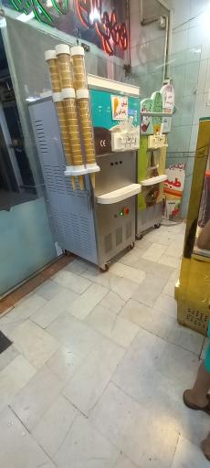 عکس آبمیوه و بستنی سنتی دوستان