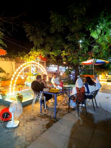 عکس باغ رستوران ضیافت