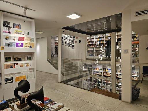 عکس کتابفروشی هفت داستان