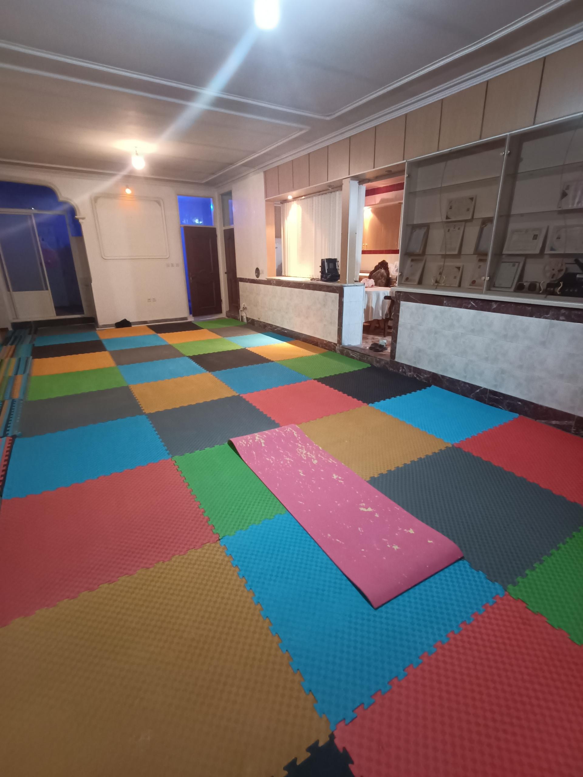 عکس باشگاه یوگا و ماساژ پرتو