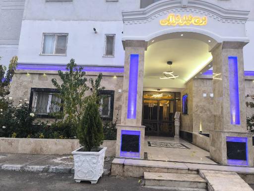 عکس برج‌ نیلوفرآبی