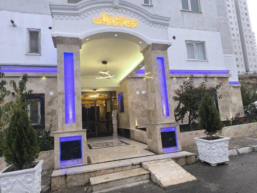 عکس برج‌ نیلوفرآبی