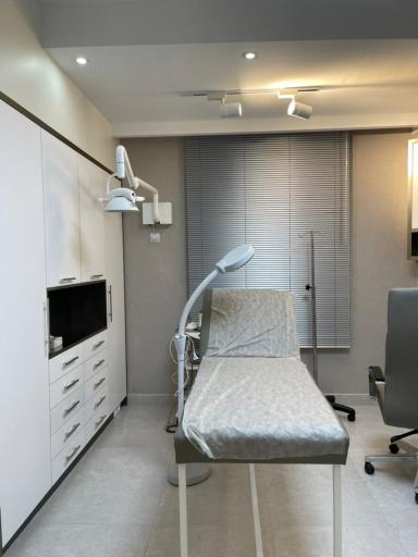 عکس دکتر رضا آقاجانی پوست مو زیبایی