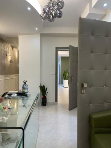 عکس دکتر رضا آقاجانی پوست مو زیبایی