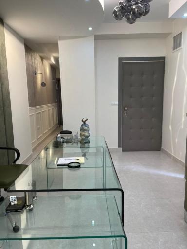 عکس دکتر رضا آقاجانی پوست مو زیبایی