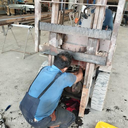 عکس تعمیرکاران لیفتراک