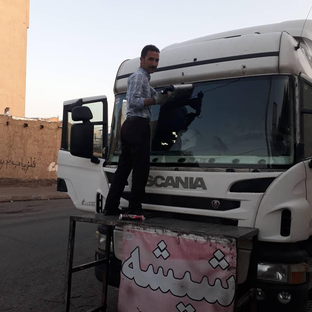 عکس شیشه اتومبیل میرزایی