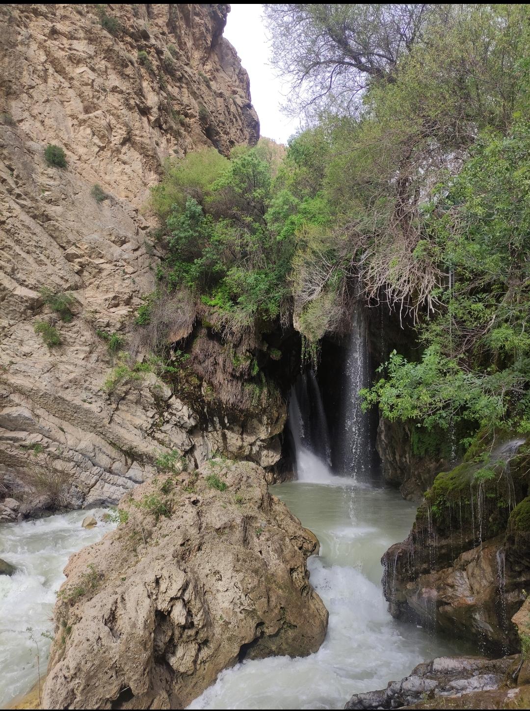 عکس آبشار آب ملخ (تخت سلیمان)