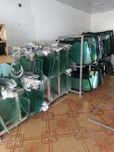 عکس شیشه اتومبیل کوچکی