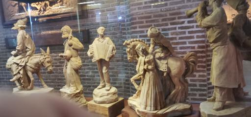 عکس موزه مجسمه آقای ازی محمدی