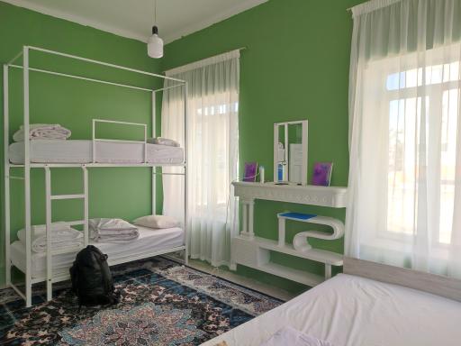 عکس هاستل بلوط