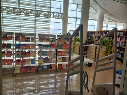 عکس کتابخانه مرکزی دانشگاه صنعتی تبریز 