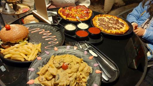 عکس کافه  باغ  سفید 