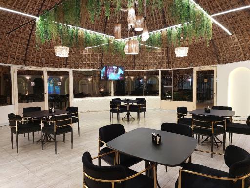 عکس کافه  باغ  سفید 