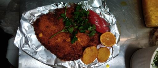 عکس تهیه غذای سام