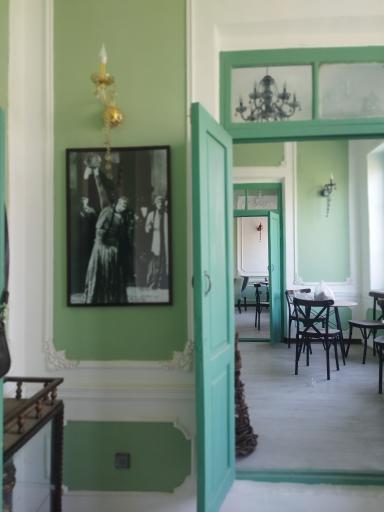 عکس کافه کتاب دمت