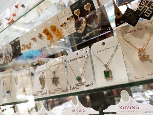 عکس فروشگاه بدلیجات و پیرسینگ میو میو