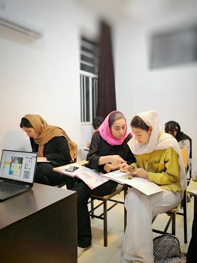 عکس آکادمی زبان فاطمه نوروزی