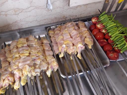 عکس تهیه غذای خانم گل