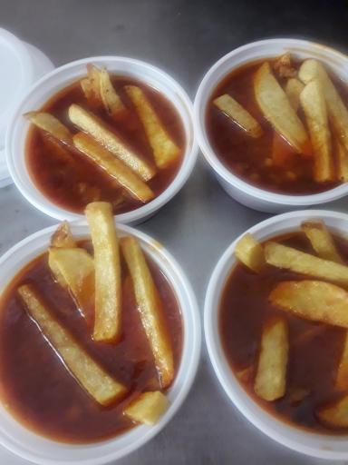 عکس تهیه غذای خانم گل