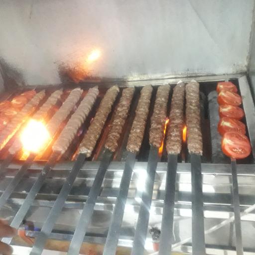 عکس تهیه غذای خانم گل