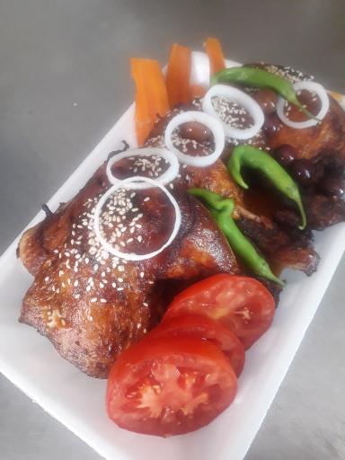 عکس تهیه غذای خانم گل