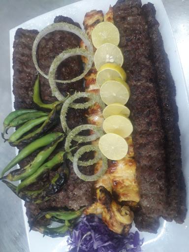 عکس تهیه غذای خانم گل