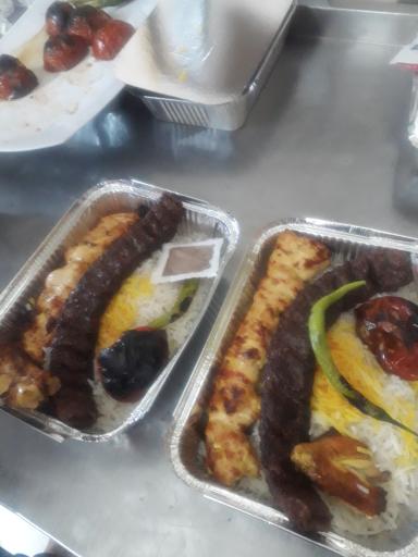 عکس تهیه غذای خانم گل