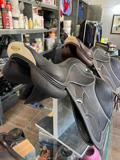 عکس فروشگاه لوازم سوارکاری سوران