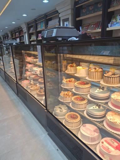 عکس نان و شیرینی روما