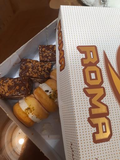 نان و شیرینی روما