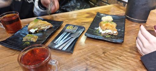 عکس کافه باقلوا تک سین نیلوفر