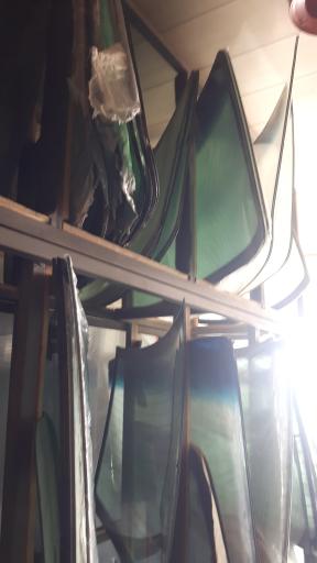 عکس شیشه اتوموبیل و ساختمان توحید