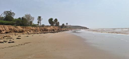 عکس ساحل صخره ای بندر امام حسن