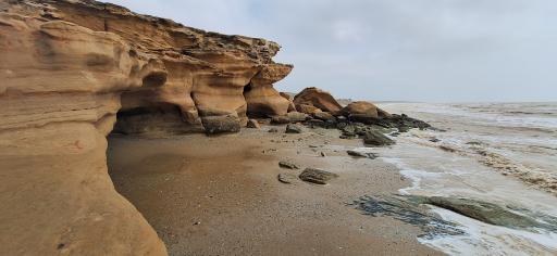 عکس ساحل صخره ای بندر امام حسن