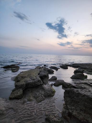 عکس ساحل صخره ای بندر امام حسن