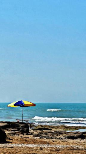 عکس ساحل صخره ای بندر امام حسن