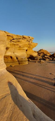 عکس ساحل صخره ای بندر امام حسن