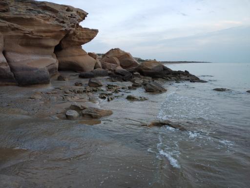 عکس ساحل صخره ای بندر امام حسن