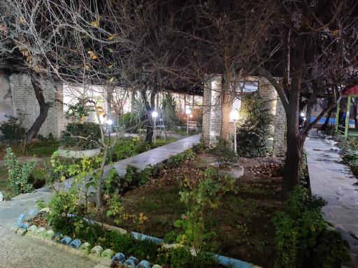 عکس باغچه رستوران زمرد