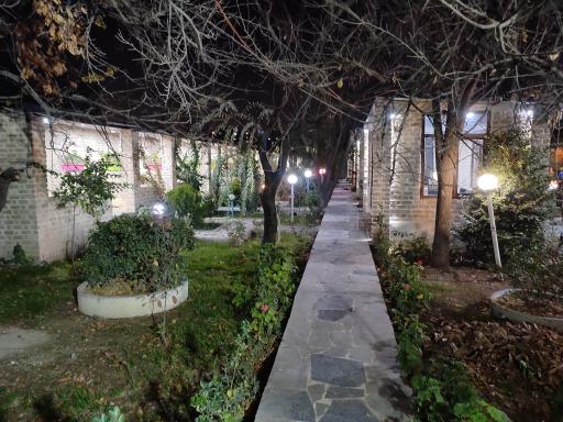 عکس باغچه رستوران زمرد