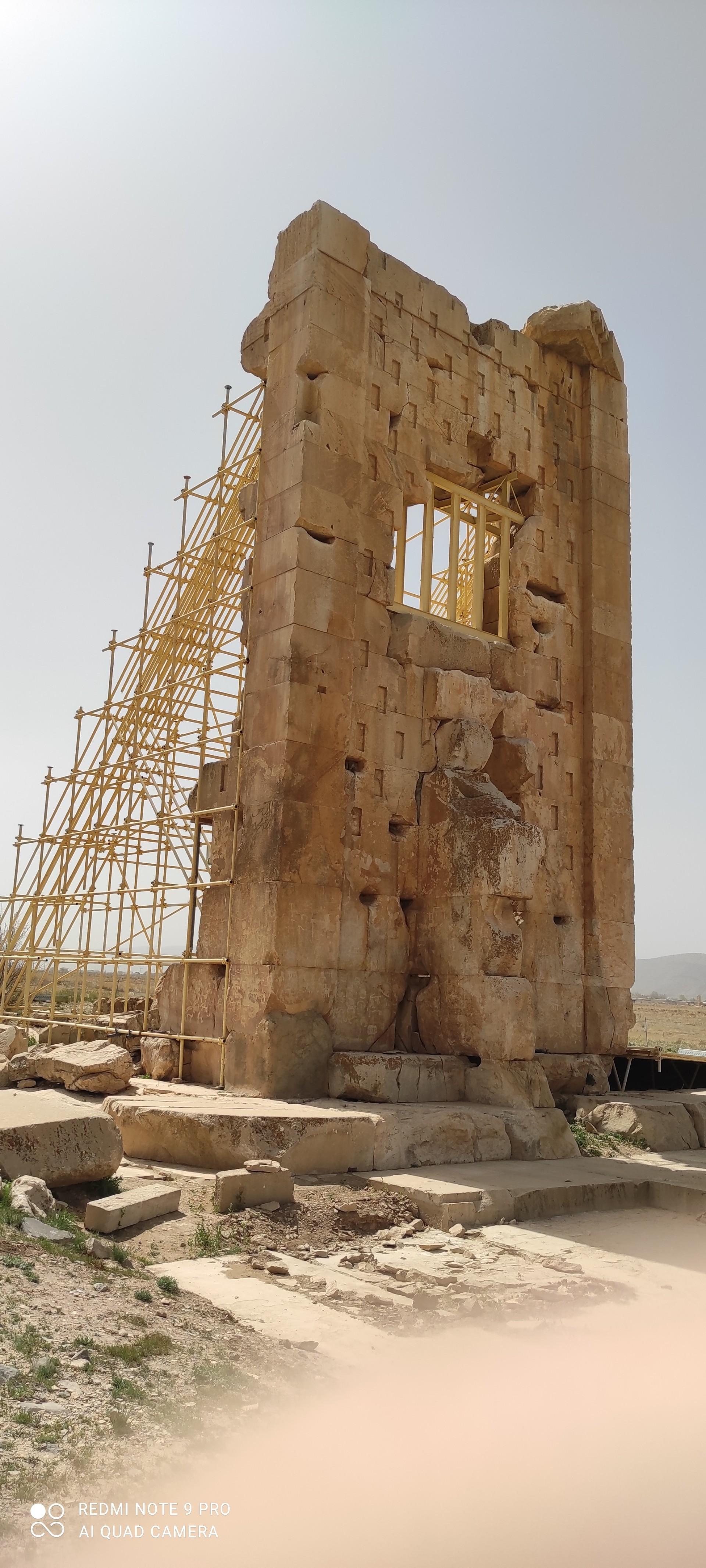 عکس برج سنگی (آرامگاه کمبوجیه)