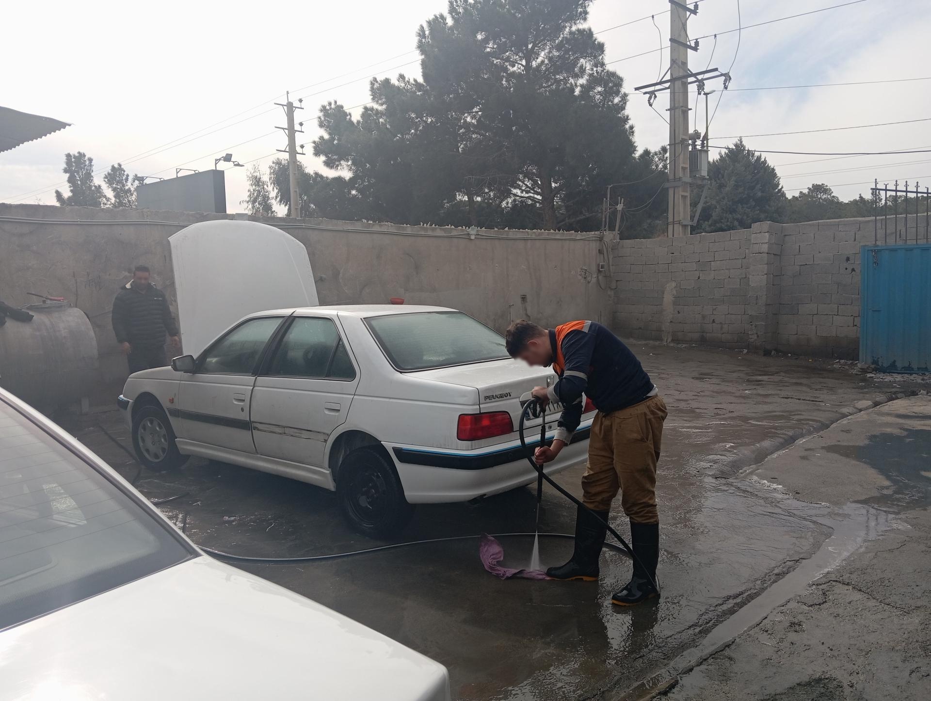 عکس کارواش جوان